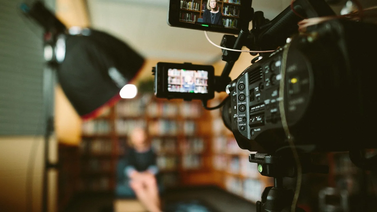 Jak studio filmowe tworzy skuteczne filmy reklamowe